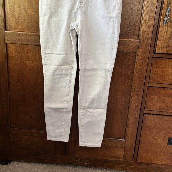 New without tags.  Women's J. Crew white jeans.  Size 27 (4-5) - Picture 3 of 3